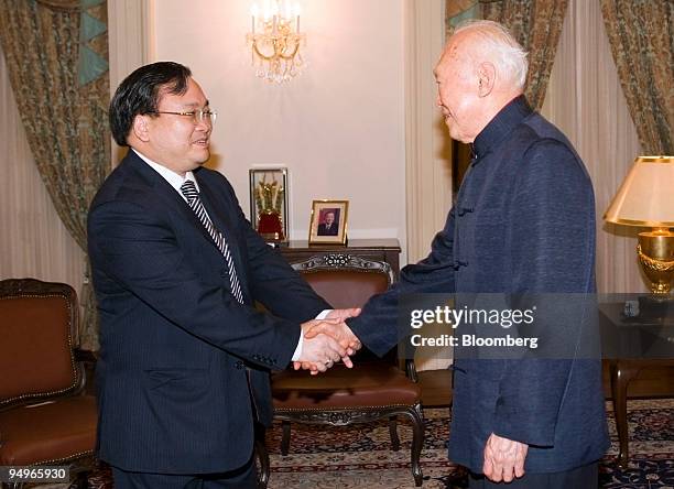 Lee Kuan Yew, Singapore's minister mentor, right, shakes hands with Hoang Truang Hai, Vietnam's deputy prime minister, ahead of their meeting in...