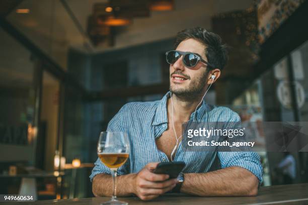 junge mann trinkt bier - music pub stock-fotos und bilder
