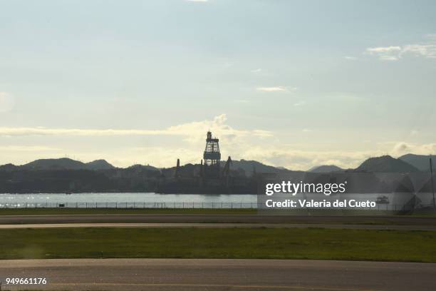 oil platform anchored in the waters of guanabara bay - valeria del cueto stock pictures, royalty-free photos & images