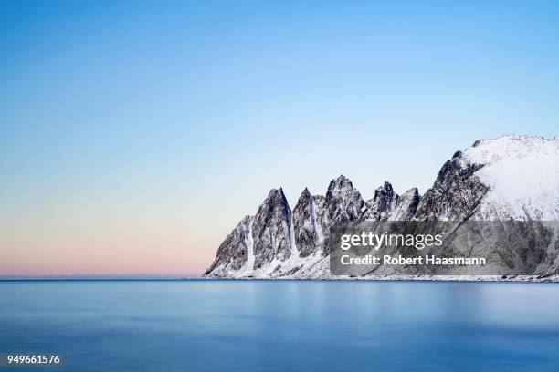 mountain peaks at tungeneset, devils teeth, okshornan mountain range, senja island, troms, norway - devils island fotografías e imágenes de stock