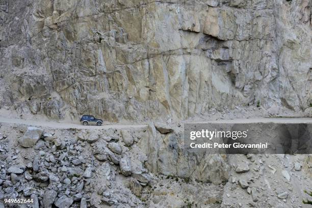 four-wheel drive vehicle on an adventurous side road of the carretera autral, near bahia murta, also puerto murta, region de aysen, chile - carretera stock-fotos und bilder