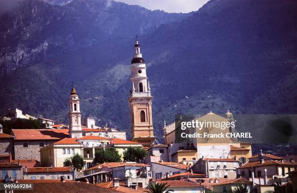 Vue du clocher de la basilique Saint-Michel-Archange à Menton, dans les Alpes-Maritimes, France.