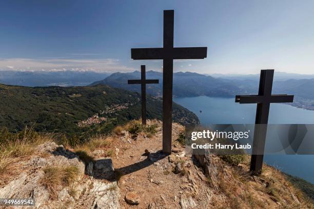 crosses on monte morissolo, view of trarego-viggiona and lago maggiore, verbano-cusio-ossola province, piedmont region, italy - province of verbano cusio ossola fotografías e imágenes de stock