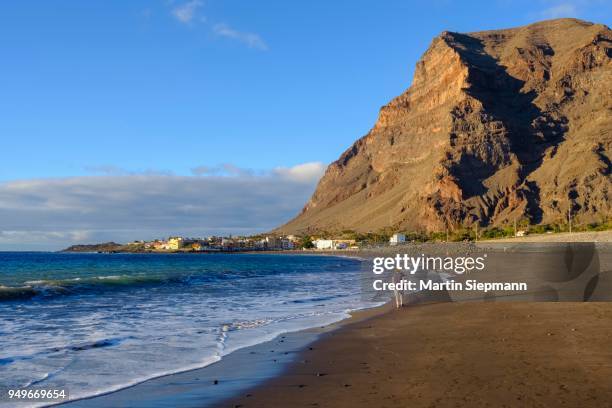 black lava beach in la playa, la merica mountain, valle gran rey, la gomera, canary islands, spain - gomera bildbanksfoton och bilder