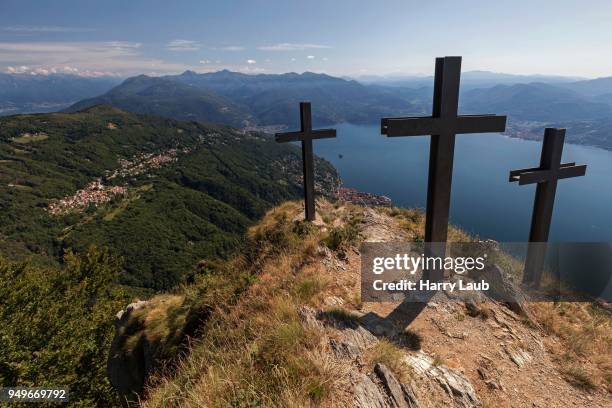 crosses on monte morissolo, view of trarego-viggiona and lago maggiore, verbano-cusio-ossola province, piedmont region, italy - province of verbano cusio ossola ストックフォトと画像