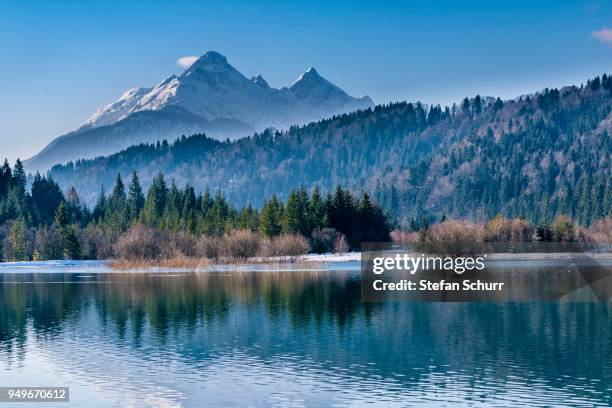 isar reservoir with alpspitze in winter, near kruen, werdenfelser land, upper bavaria, district of garmisch partenkirchen, germany - krün ストックフォトと画像