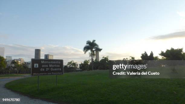 entrance of the monument to the dead in the second world war in the aterro do flamengo - valeria del cueto stock pictures, royalty-free photos & images