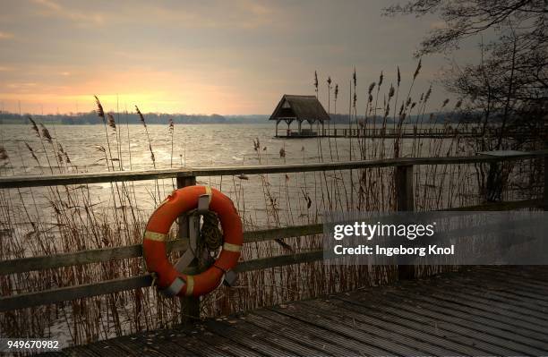 boardwalk with life belt, dawn, hemmelsdorfer see, timmendorfer strand, schleswig-holstein, germany - timmendorfer strand stock-fotos und bilder