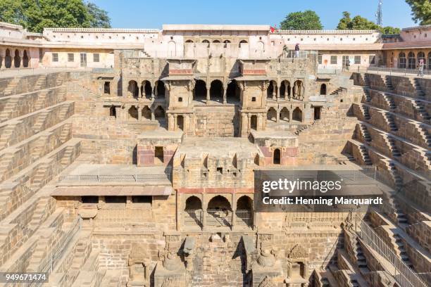 colossal stepped water tank, abhaneri, rajasthan, india - abhaneri fotografías e imágenes de stock