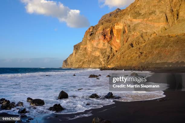 black sandy beach, playa del ingles, valle gran rey, la gomera, canary islands, spain - sandy martin stock-fotos und bilder