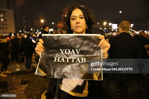 Femme brandissant le nom d'une des victimes assassinée sur une affiche lors du rassemblement en hommage aux victimes de l'attentat de l'épicerie...