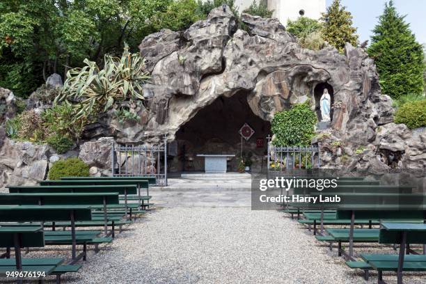 reproduction of the lourdes grotto, cannero riviera, lago maggiore, verbano-cusio-ossola province, piedmont region, italy - province of verbano cusio ossola ストックフォトと画像