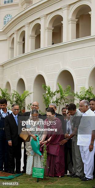 From left to right: N.R. Narayana Murthy, chairman of Infosys Technologies Ltd., his wife Sudha Murty, Sonia Gandhi, India's Congress party...