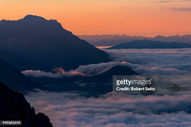 mountain peak with sea of fog at sunrise, wilder kaiser, scheffau, tyrol, austria - kaiser fotografías e imágenes de stock