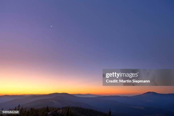 dawn, grosser osser near lam, kuenisches gebirge, bavarian forest, upper palatinate, bavaria, germany - gebirge stock pictures, royalty-free photos & images