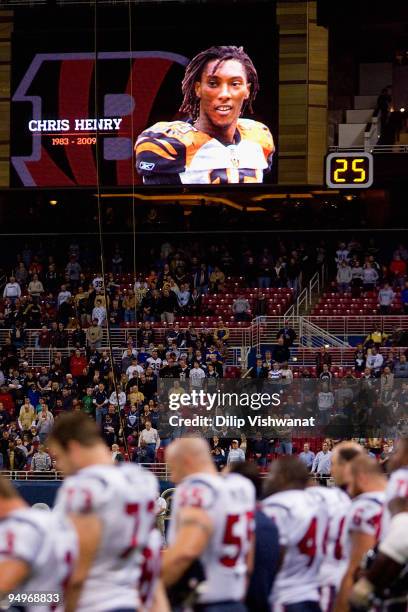 Members of the Houston Texans observe a moment of silence for former Cininnati Bengals wide receiver Chris Henry, who died earlier this week, prior...
