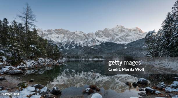 lake eibsee lake in winter with zugspitze, spiegelung, wetterstein range, upper bavaria, bavaria, germany - spiegelung fotografías e imágenes de stock