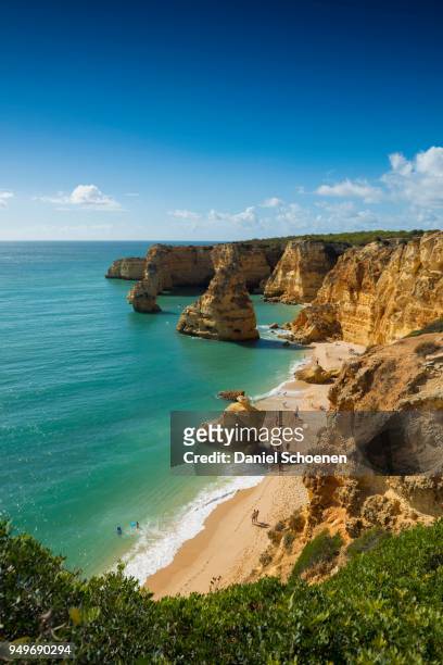 beach and coloured rocks, praia da marinha, carvoeiro, algarve, portugal - marinha 個照片及圖片檔