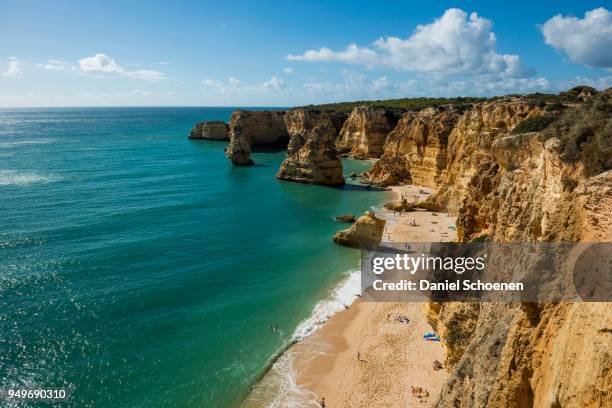 beach and coloured rocks, praia da marinha, carvoeiro, algarve, portugal - marinha stockfoto's en -beelden