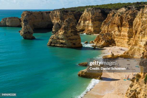 beach and coloured rocks, praia da marinha, carvoeiro, algarve, portugal - marinha 個照片及圖片檔