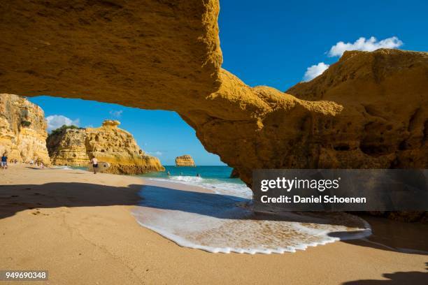 beach and coloured rocks, praia da marinha, carvoeiro, algarve, portugal - marinha stockfoto's en -beelden