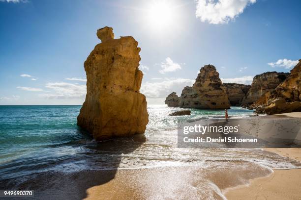 beach and coloured rocks, praia da marinha, carvoeiro, algarve, portugal - marinha 個照片及圖片檔