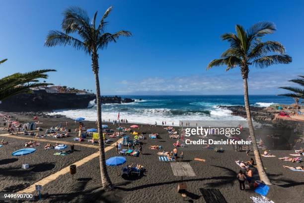tourists on the beach playa da la arena, puerto santiago, tenerife, canary islands, spain - arena playa stock-fotos und bilder