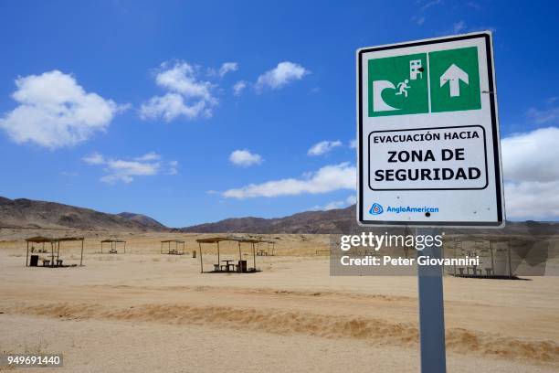 tsunami warning sign near picnic area on the beach, pan de azucar national park, near chanaral, region de atacama, chile - azucar bildbanksfoton och bilder