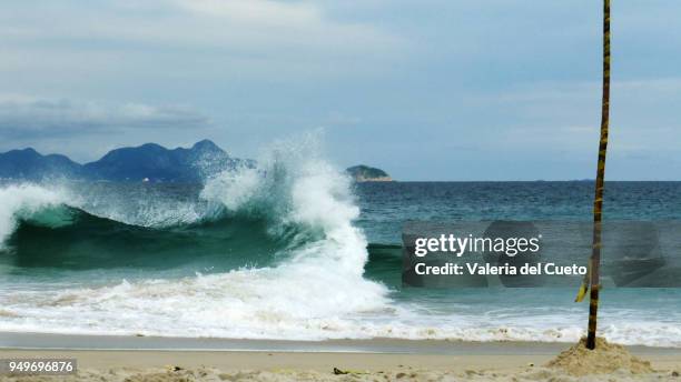 strongs waves in devil beach - valeria del cueto stock pictures, royalty-free photos & images