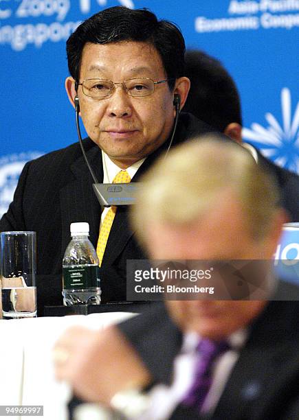 Chen Deming, China's minister of commerce, left, listens a reporter's question on the arrests of Rio Tinto executives in China, as Simon Crean,...
