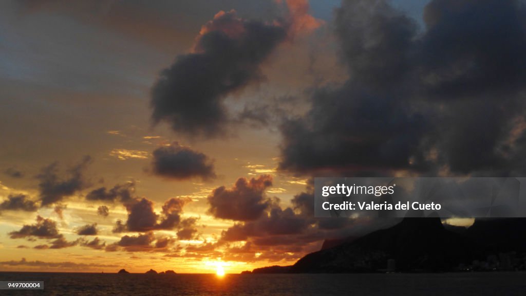 Between islands and coast, the sunset from Ipanema