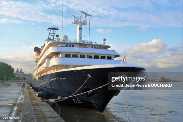 Le bateau de croisière 'Corinthian' à quai devant le quartier des Quinconces sur la Garonne à Bordeaux le 10 mai 2016, France.