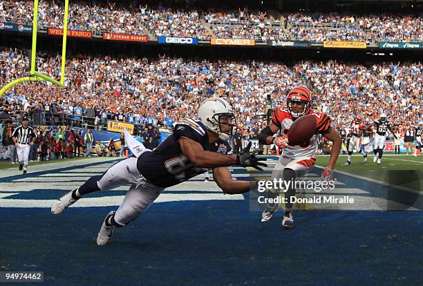 Wide Receiver Vincent Jackson of the San Diego Chargers catches a touchdown pass in the 1st half against Leon Hall of Cincinnati Bengals during the...