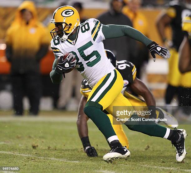 Greg Jennings of the Green Bay Packers runs with a catch against the Pittsburgh Steelers at Heinz Field on December 20, 2009 in Pittsburgh,...