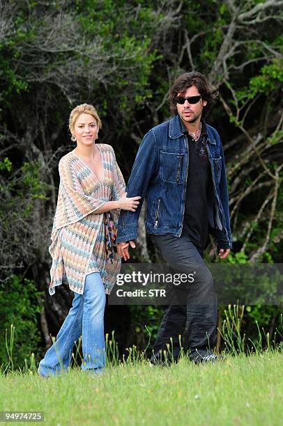 Colombian singer Shakira and her boyfriend Argentine Antonio de la Rua stroll through their farmhouse "La Colorada", in Jose Ignacio, Maldonado...