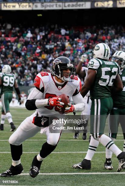 Tony Gonzalez of the Atlanta Falcons scores a touchdown during an NFL game against the New York Jets at Giants Stadium on December 20, 2009 in East...