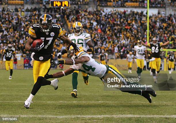 Mike Wallace of the Pittsburgh Steelers runs for a touchdown as Jarrett Bush of the Green Bay Packers attempts to tackle in the first quarter during...