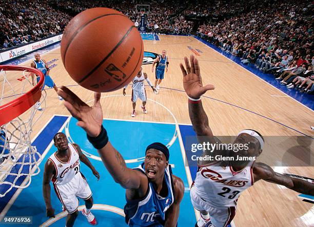 Josh Howard of the Dallas Mavericks goes up for the layup against LeBron James and J.J. Hickson of the Cleveland Cavaliers during a game at the...