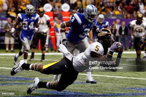 DeAndre Brown of the Southern Miss Golden Eagles catches a pass for a two point conversion over Marcus Udell of the Middle Tennessee Blue Raiders...