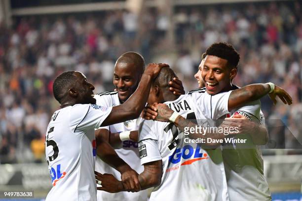 Gael Kakuta of Amiens celebrates with teammates after putting his side 3-0 ahead during the Ligue 1 match between Amiens SC and Strasbourg at Stade...