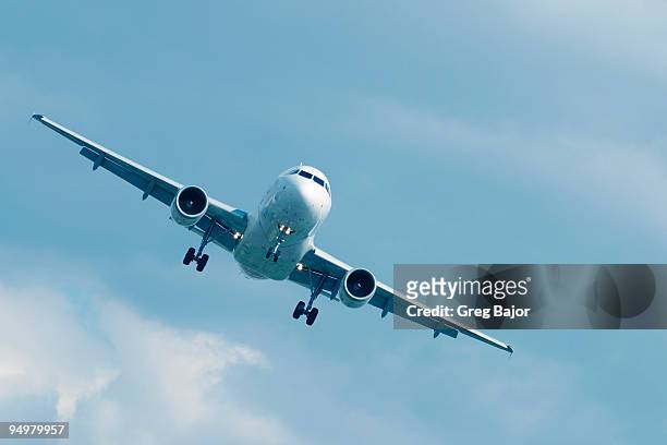 front view of an airplane - atterrir photos et images de collection