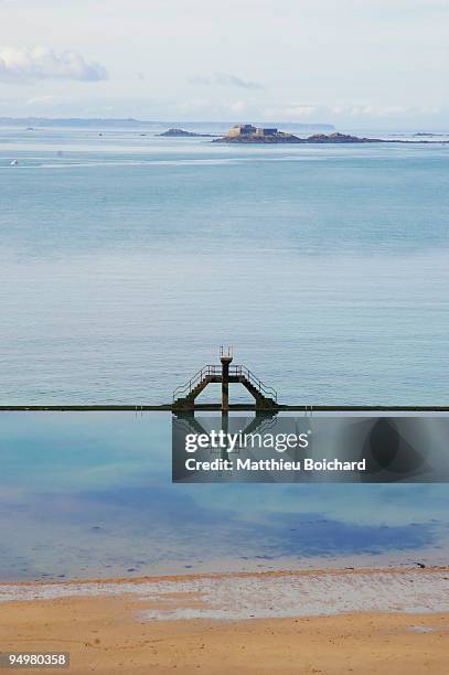 saint malo's seawater pool - ille et vilaine stock pictures, royalty-free photos & images