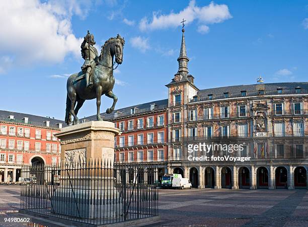plaza mayor, madrid aube - statue de philippe iii photos et images de collection
