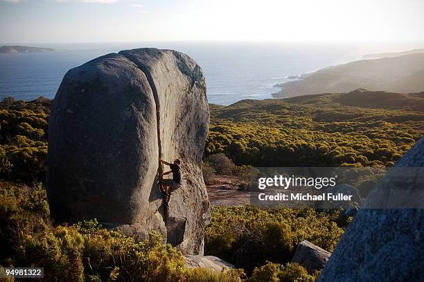 climbing on crack - bouldering - fotografias e filmes do acervo