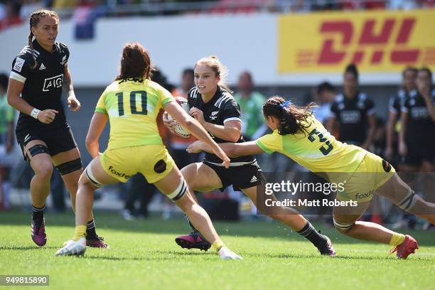 Michaela Blyde of New Zealand takes on the defence during the Cup semi-final between New Zealand and Australia on day two of the HSBC Women's Rugby...