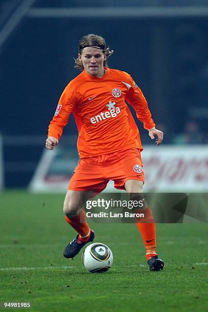 Eugen Polanski of Mainz runs with the ball during the Bundesliga match between FC Schalke 04 and FSV Mainz 05 at Veltins Arena on December 18, 2009...