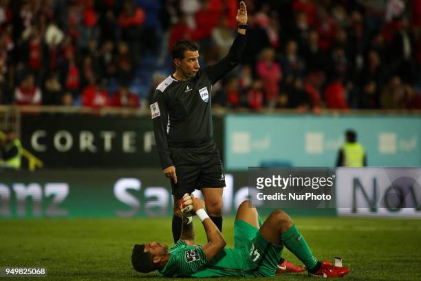 Estoril's goalkeeper Renan Ribeiro lays injured on the pitch during the Portuguese League football match between Estoril Praia and SL Benfica at...