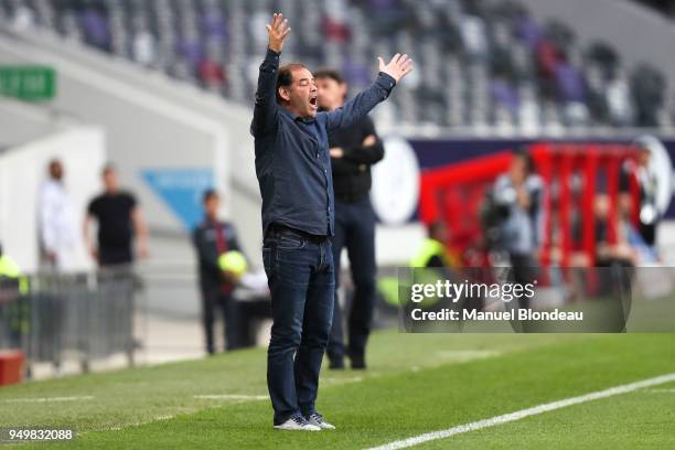 Head coach Stephane Moulin of Angers during the Ligue 1 match between Toulouse and Angers SCO at Stadium Municipal on April 21, 2018 in Toulouse, .