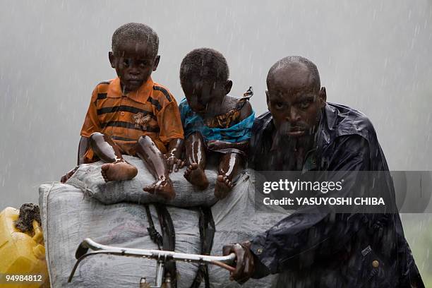 Internally Displaced People leave Kibati heading north from the city to their villages, Kibumba and Rugari, north of the provincial capital of Goma,...