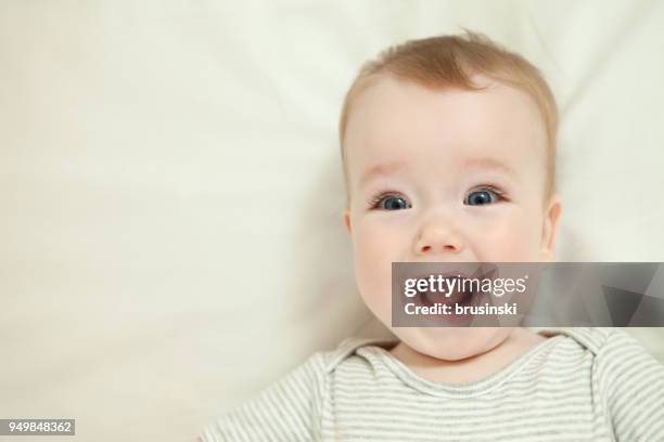 close-up portret van jongetje - alleen één jongensbaby stockfoto's en -beelden